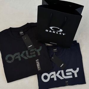 NWT Oakley Men’s Short Sleeve Shirts Set - Blue and Black